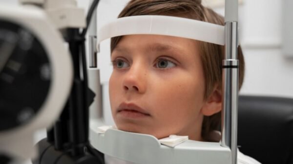 Casos de miopia em crianças crescem após pandemia. Uso excessivo de telas é apontado como um dos principais fatores, alertam especialistas.