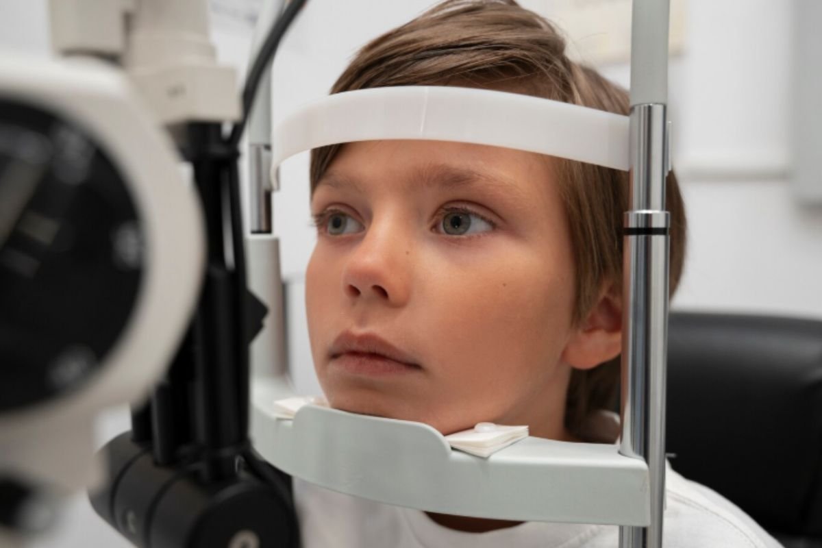 Casos de miopia em crianças crescem após pandemia. Uso excessivo de telas é apontado como um dos principais fatores, alertam especialistas.