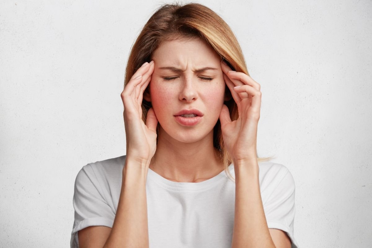 Pesquisadores da UFRN desenvolvem equipamento inovador que atua como terapia complementar para enxaquecas e zumbidos no ouvido.