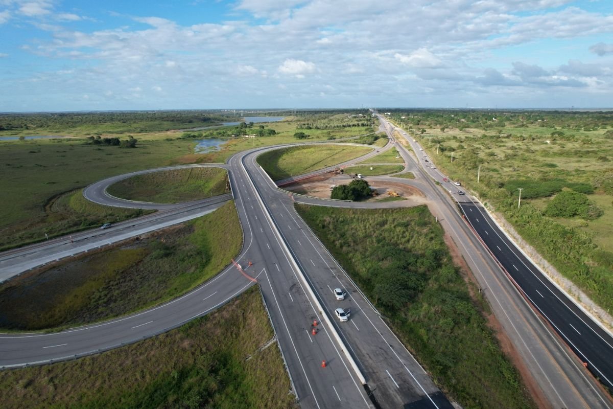 O DNIT publicou aviso de licitação para a duplicação da BR-304 no Rio Grande do Norte. Investimento é de R$ 1 bilhão para 100 km de rodovia.