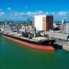 Rio Grande do Norte alcança superávit de US$ 404 milhões em 2025, com destaque para exportações de frutas, minério e óleo combustível.