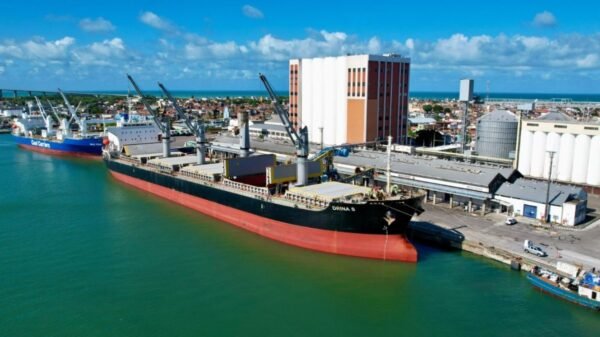 Rio Grande do Norte alcança superávit de US$ 404 milhões em 2025, com destaque para exportações de frutas, minério e óleo combustível.