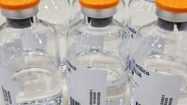 Ministério da Saúde distribui 11.556 unidades de etanol e recebe fomepizol de Portugal para tratar intoxicações por metanol no Brasil.