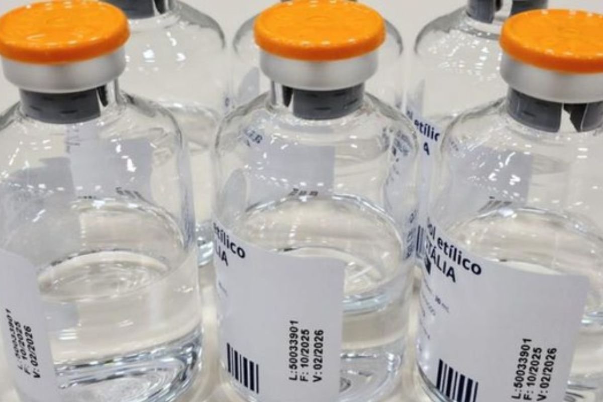 Ministério da Saúde distribui 11.556 unidades de etanol e recebe fomepizol de Portugal para tratar intoxicações por metanol no Brasil.