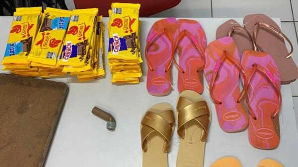 Mulher de 41 anos é detida por furtar chocolates e sandálias em shopping da Zona Norte de Natal. PM conduziu a suspeita à delegacia.
