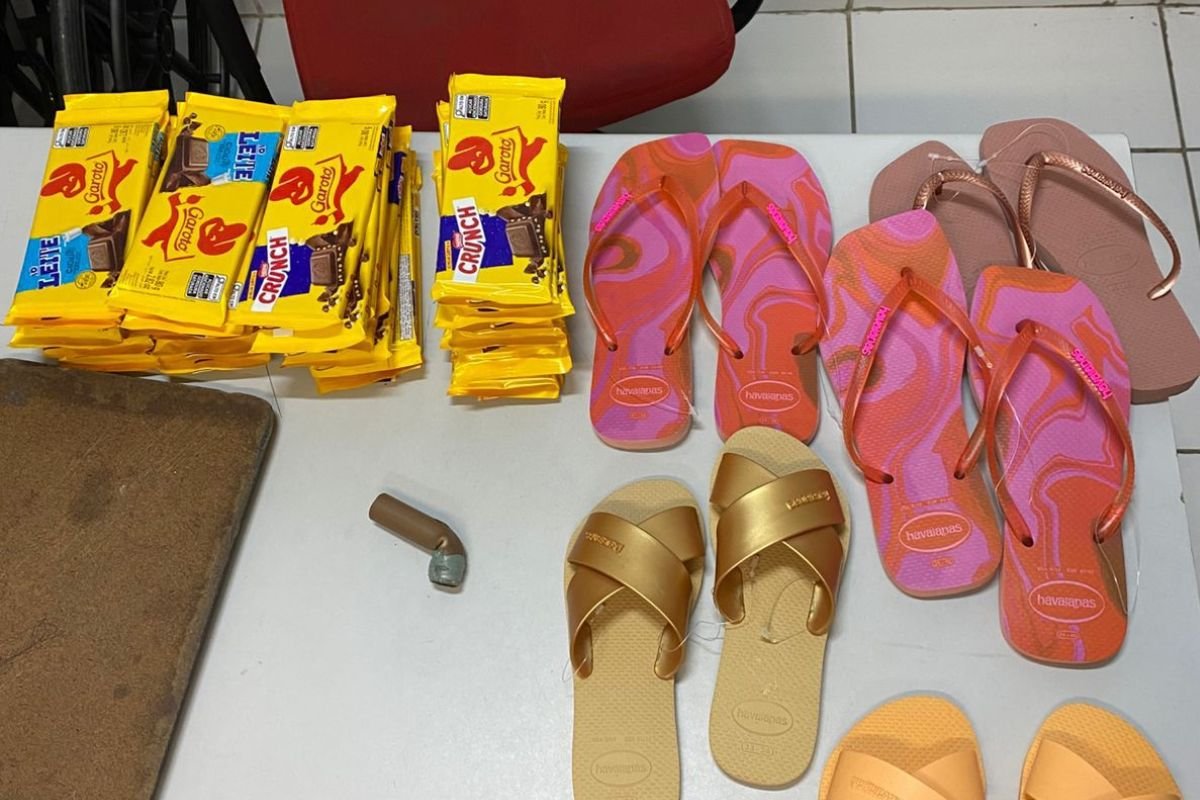 Mulher de 41 anos é detida por furtar chocolates e sandálias em shopping da Zona Norte de Natal. PM conduziu a suspeita à delegacia.