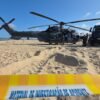 Helicóptero da FAB continua em manutenção na praia de Barra do Rio, em Extremoz, após pouso de emergência no sábado (18).