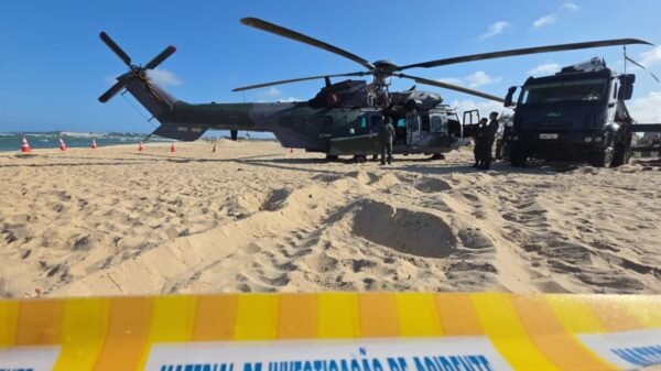 Helicóptero da FAB continua em manutenção na praia de Barra do Rio, em Extremoz, após pouso de emergência no sábado (18).