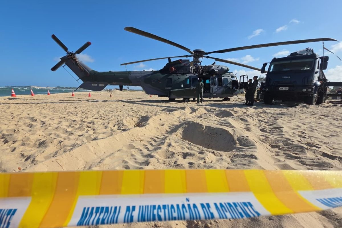 Helicóptero da FAB continua em manutenção na praia de Barra do Rio, em Extremoz, após pouso de emergência no sábado (18).