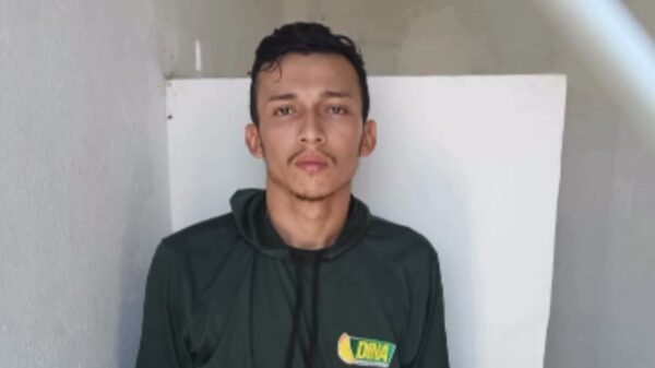 Um homem de 21 anos confessou ter assassinado a mãe em Campo Grande, RN, usando asfixia; polícia encontrou corpo enrolado em lençol.