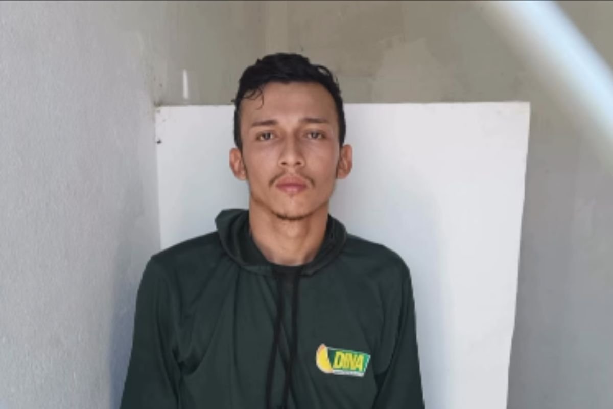 Um homem de 21 anos confessou ter assassinado a mãe em Campo Grande, RN, usando asfixia; polícia encontrou corpo enrolado em lençol.