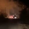 Bombeiros do RN controlam incêndio em pousada na praia de Pipa, em Tibau do Sul. Fogo começou na cobertura de piaçava do restaurante.