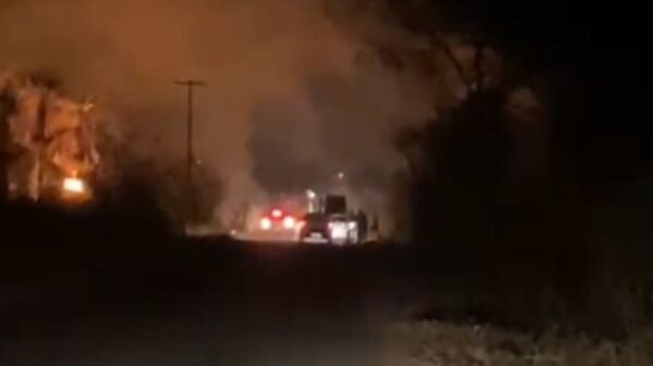 Bombeiros do RN controlam incêndio em pousada na praia de Pipa, em Tibau do Sul. Fogo começou na cobertura de piaçava do restaurante.