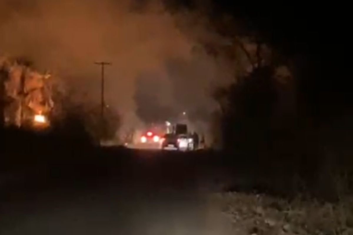 Bombeiros do RN controlam incêndio em pousada na praia de Pipa, em Tibau do Sul. Fogo começou na cobertura de piaçava do restaurante.