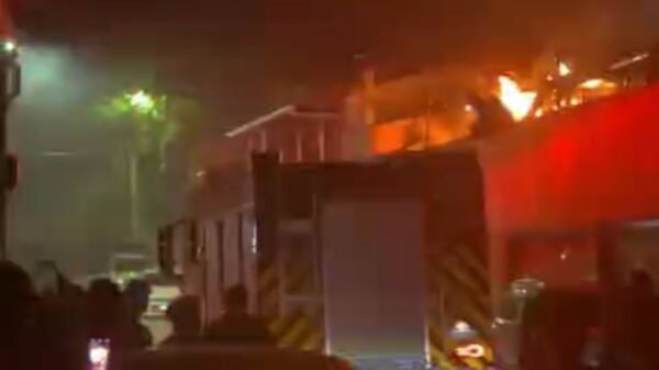 Incêndio atingiu um hotel em Ponta Negra, zona Sul de Natal, na tarde de domingo (19). Bombeiros enfrentaram vias bloqueadas por veículos.