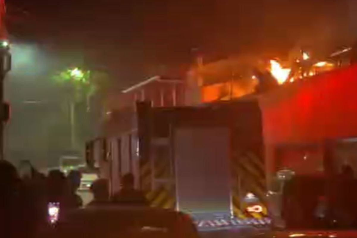 Incêndio atingiu um hotel em Ponta Negra, zona Sul de Natal, na tarde de domingo (19). Bombeiros enfrentaram vias bloqueadas por veículos.