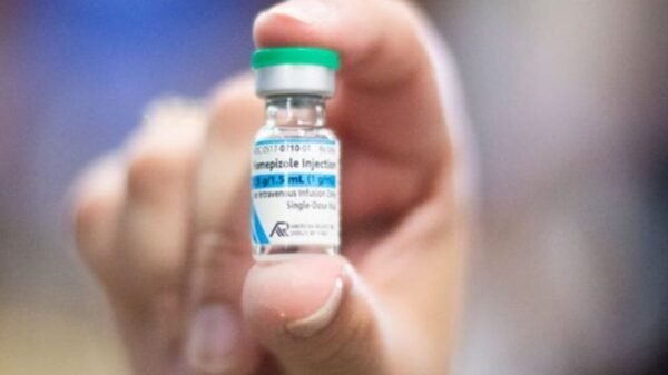 O Ministério da Saúde recebeu 2,5 mil unidades de fomepizol para reforçar tratamento de intoxicações por metanol após consumo de bebidas adulteradas.