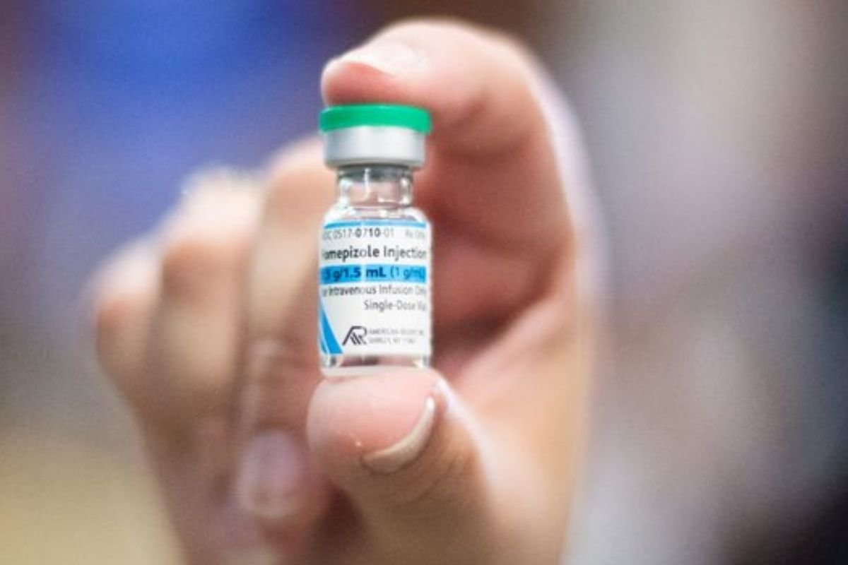 O Ministério da Saúde recebeu 2,5 mil unidades de fomepizol para reforçar tratamento de intoxicações por metanol após consumo de bebidas adulteradas.