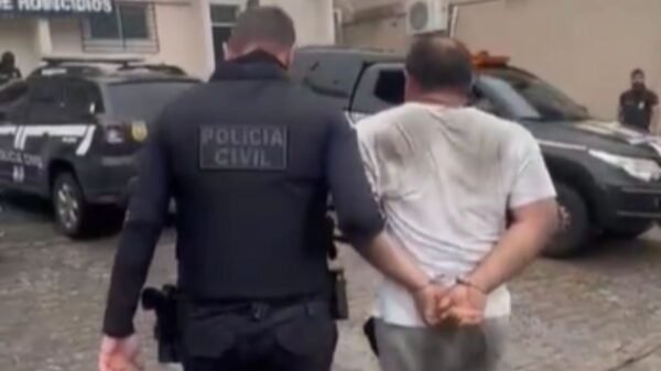 Polícia prende líder de grupo de tráfico em Ceará-Mirim; ele atuava como porteiro de escola e vendia drogas para estudantes.