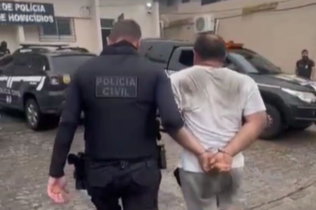 Polícia prende líder de grupo de tráfico em Ceará-Mirim; ele atuava como porteiro de escola e vendia drogas para estudantes.