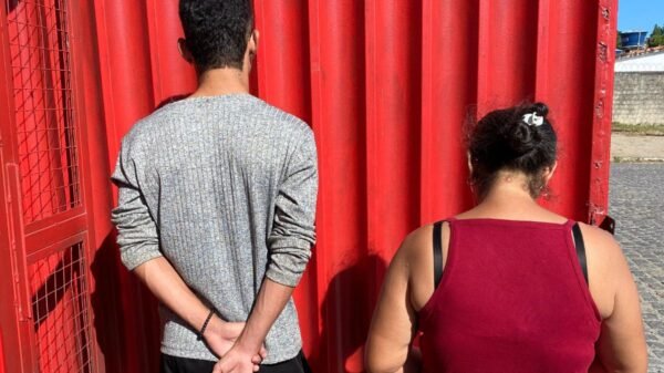 Guarda Municipal detém mãe e filho suspeitos de furtar supermercado em Parnamirim; produtos foram escondidos em caixa de papelão.