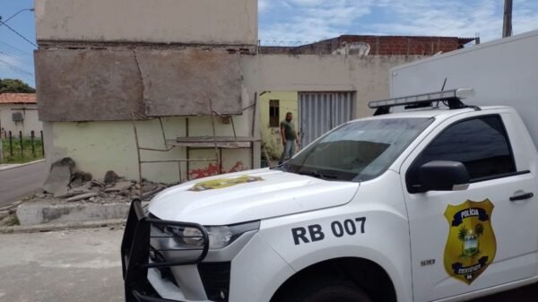 Um pedreiro morreu após ser atingido por uma laje que desabou durante reforma no bairro Pajuçara, em Natal. Vítima não resistiu aos ferimentos.
