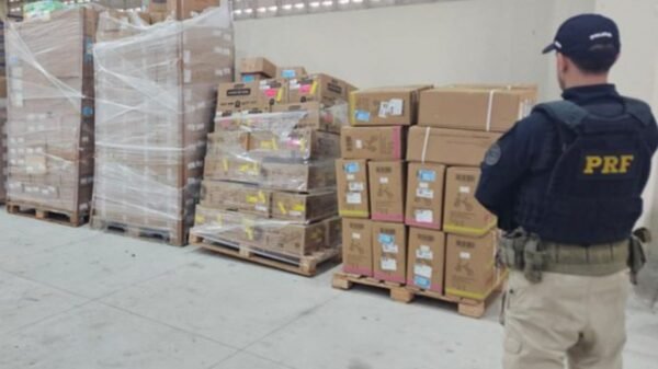 Polícia Rodoviária Federal apreende mais de 90 mil medicamentos transportados irregularmente na BR-101, em Baía Formosa, sem condições sanitárias.