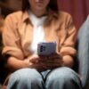 Câmara aprova projeto que criminaliza sextorsão e endurece punições para divulgação de imagens íntimas não autorizadas.