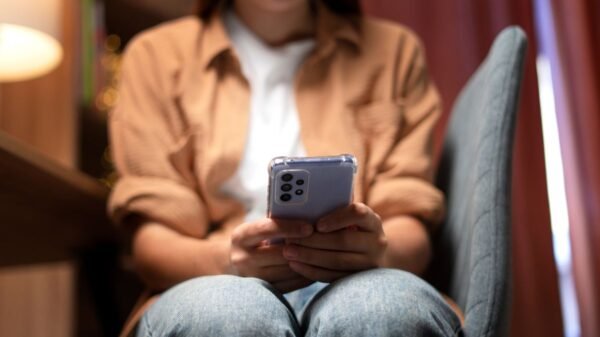 Câmara aprova projeto que criminaliza sextorsão e endurece punições para divulgação de imagens íntimas não autorizadas.