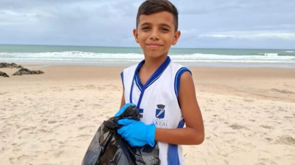 Associação de Mãe Luiza realiza neste sábado (18) mutirão de limpeza na Praia de Miami com entrega de 20 lixeiras a barraqueiros locais.