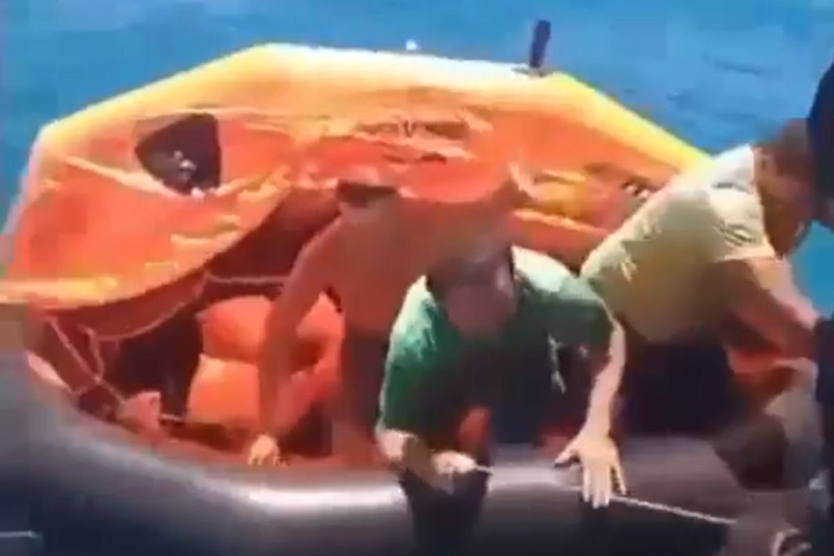 Marinha do Brasil apura naufrágio da embarcação Ômega IV em Beberibe (CE). Quatro tripulantes foram resgatados com vida e passam bem.