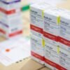 O SUS recebeu o primeiro lote do Trastuzumabe Entansina, novo remédio contra o câncer de mama HER2-positivo, que pode reduzir em até 50% a mortalidade.