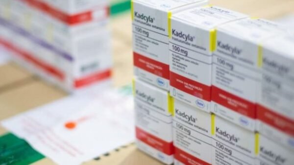 O SUS recebeu o primeiro lote do Trastuzumabe Entansina, novo remédio contra o câncer de mama HER2-positivo, que pode reduzir em até 50% a mortalidade.