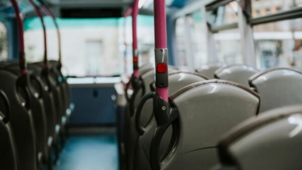 Criança de 7 anos foi esquecida dentro de um ônibus escolar em Extremoz. Secretaria de Educação suspendeu motorista e auxiliares.