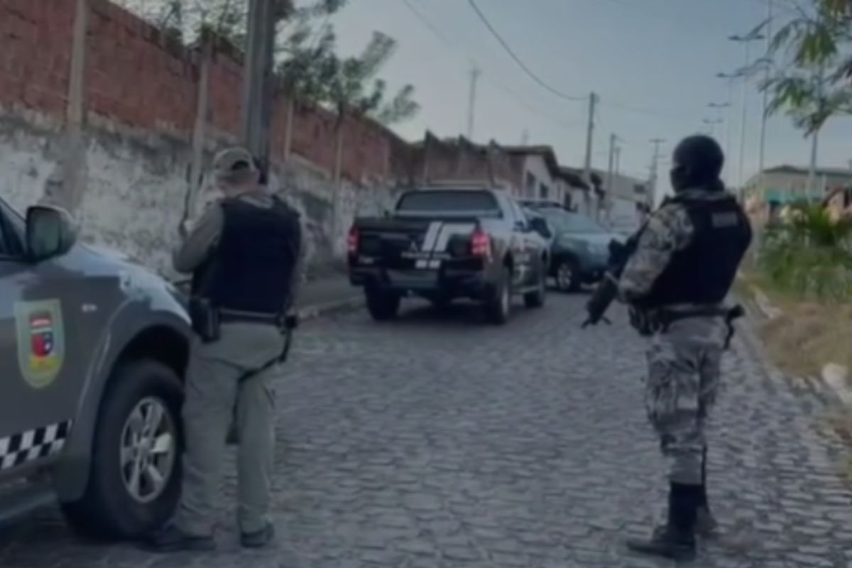 Operação Território Seguro prende 30 suspeitos e apreende armas e drogas em ação contra organizações criminosas na Zona Oeste de Natal.