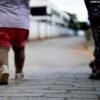 Lei garante pensão especial de um salário mínimo a filhos de vítimas de feminicídio. Veja quem tem direito e como solicitar o benefício.