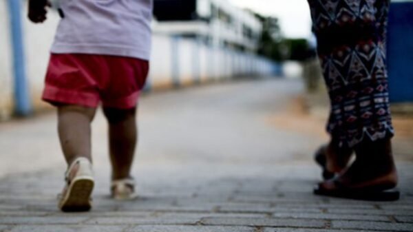 Lei garante pensão especial de um salário mínimo a filhos de vítimas de feminicídio. Veja quem tem direito e como solicitar o benefício.