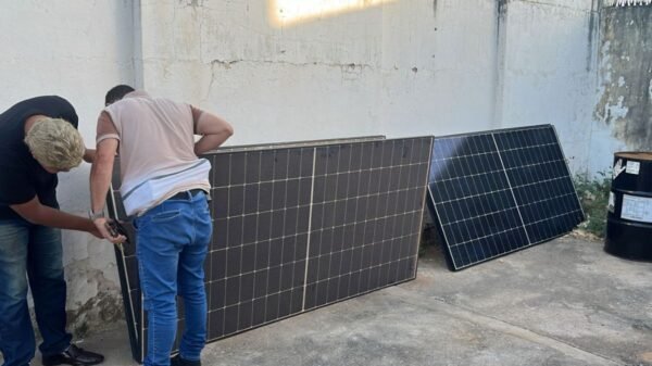 Polícia Civil indiciou quadrilha que furtava placas de energia solar em Mossoró. Material recuperado e receptadores foram identificados.