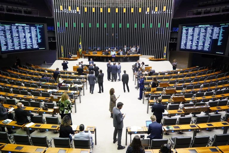 Congresso Nacional vota nesta quarta (8) a MP alternativa ao aumento do IOF. Proposta precisa ser aprovada até as 23h59 para não perder validade.