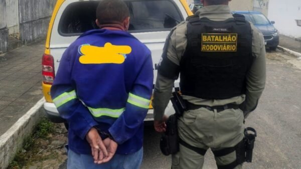 Polícia prende homem em Extremoz por tentativa de feminicídio contra ex-companheira. Acusado agrediu a vítima violentamente.