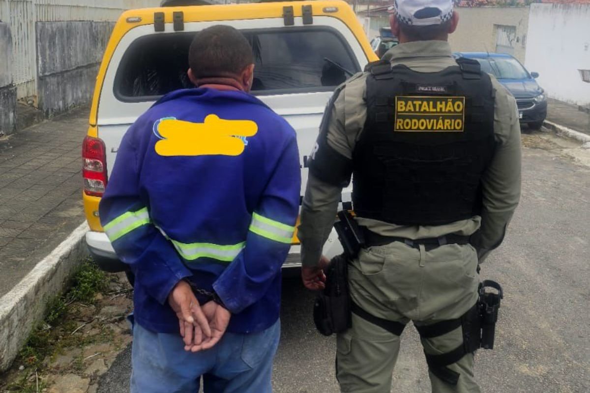 Polícia prende homem em Extremoz por tentativa de feminicídio contra ex-companheira. Acusado agrediu a vítima violentamente.