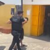 Polícia Civil prende homem de 24 anos que ameaçava e invadia a casa da própria avó em Pau dos Ferros, durante Operação Virtude contra violência a idosos.