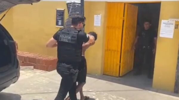 Polícia Civil prende homem de 24 anos que ameaçava e invadia a casa da própria avó em Pau dos Ferros, durante Operação Virtude contra violência a idosos.