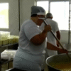 Produtor rural trabalha na fabricação de queijos artesanais em Ceará-Mirim após nova lei municipal sancionada por Antônio Henrique.
