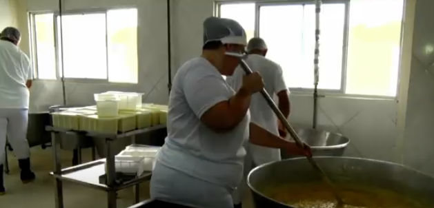 Produtor rural trabalha na fabricação de queijos artesanais em Ceará-Mirim após nova lei municipal sancionada por Antônio Henrique.