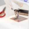 Projeto Recria transforma lonas e materiais descartáveis em produtos artesanais, promovendo economia circular e geração de renda em Natal.