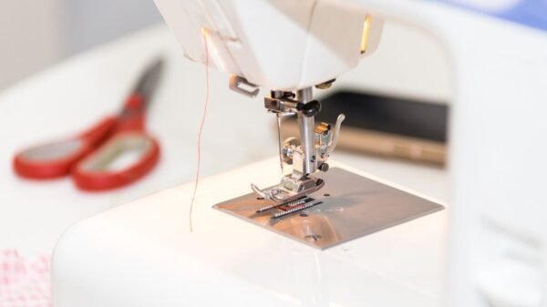 Projeto Recria transforma lonas e materiais descartáveis em produtos artesanais, promovendo economia circular e geração de renda em Natal.