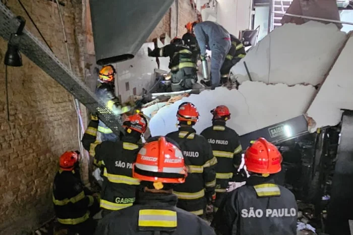 Bombeiros no restautante do Chef Henrique Fogaça.