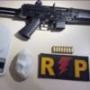 Polícia Militar apreende submetralhadora, munições e drogas em ação no bairro Potengi, Zona Norte de Natal. Uma mulher foi conduzida à delegacia.