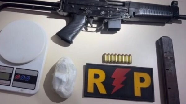 Polícia Militar apreende submetralhadora, munições e drogas em ação no bairro Potengi, Zona Norte de Natal. Uma mulher foi conduzida à delegacia.